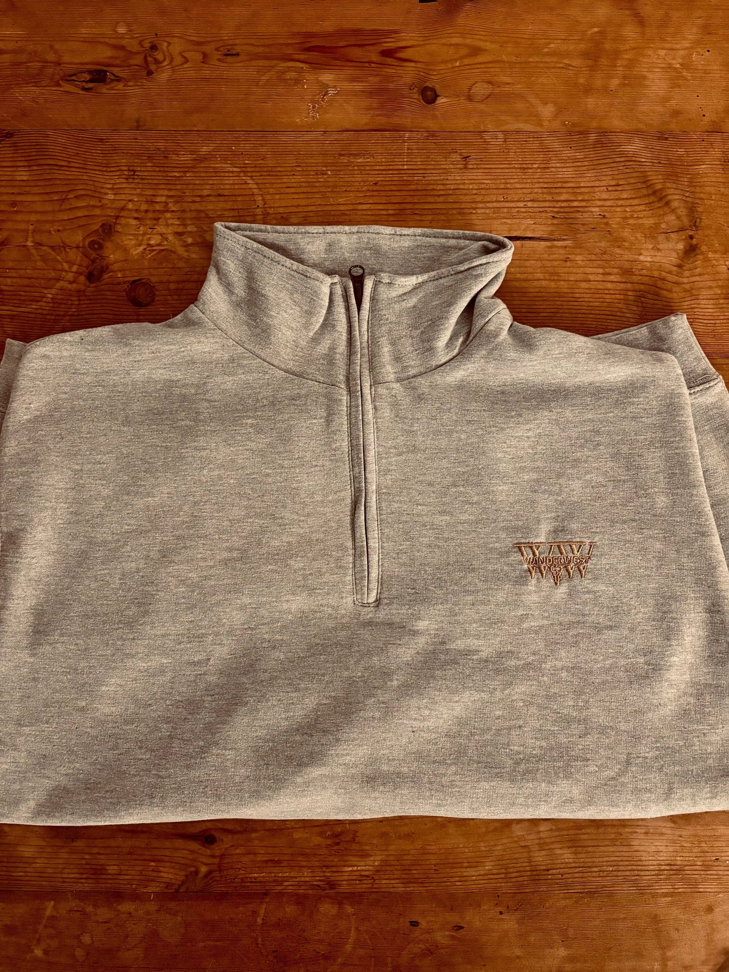 Discover the Dusty Trail Quarter Zip Heather Grey, an all-season, ethically made essential for outdoor adventures and everyday comfort, featuring fleece interior.