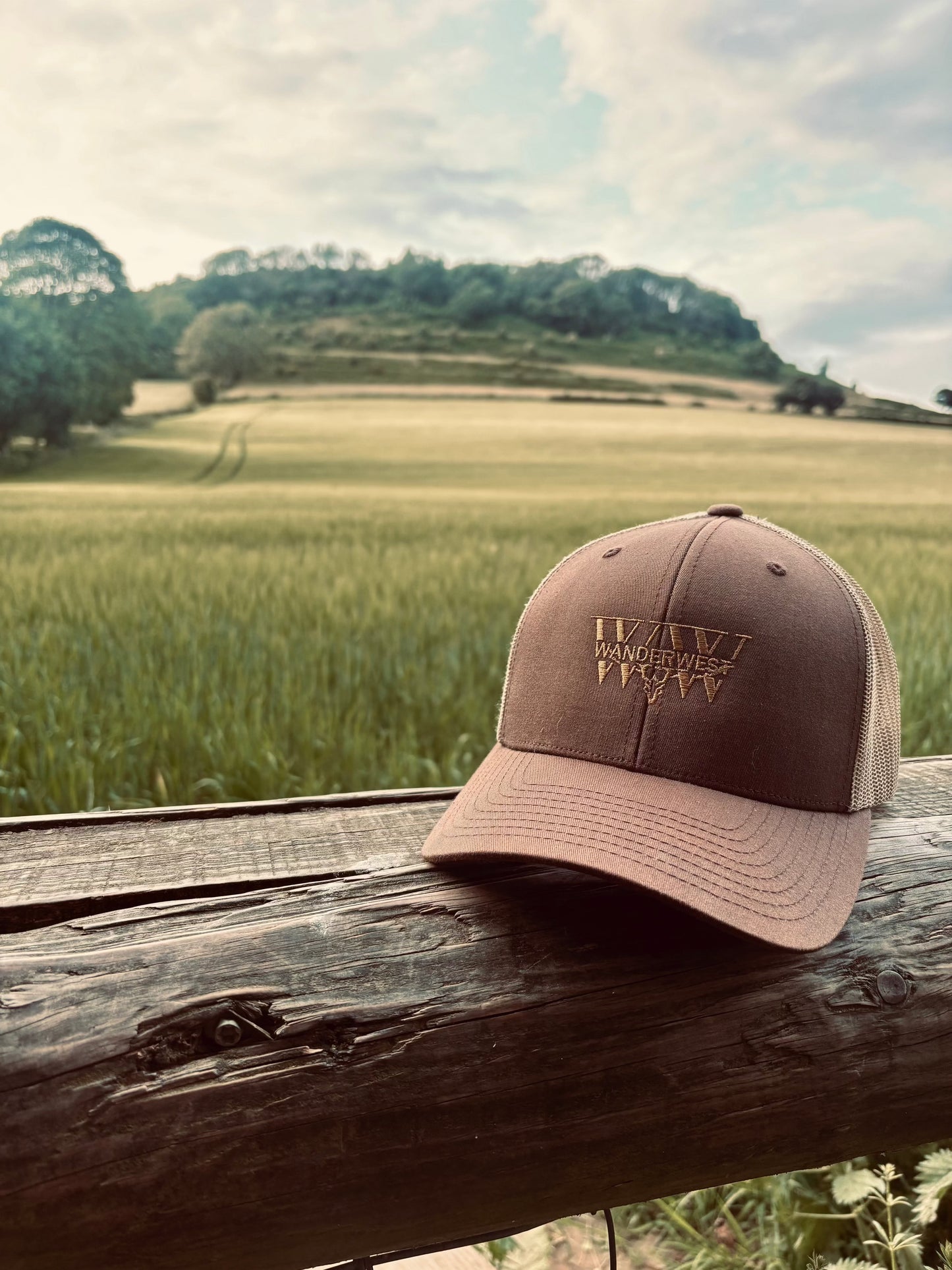 Discover the WanderWest Rusted Barn Trucker for outdoor adventures with comfort and Western style. Perfect for sun or campfire evenings in Brown/Khaki. Shop now!