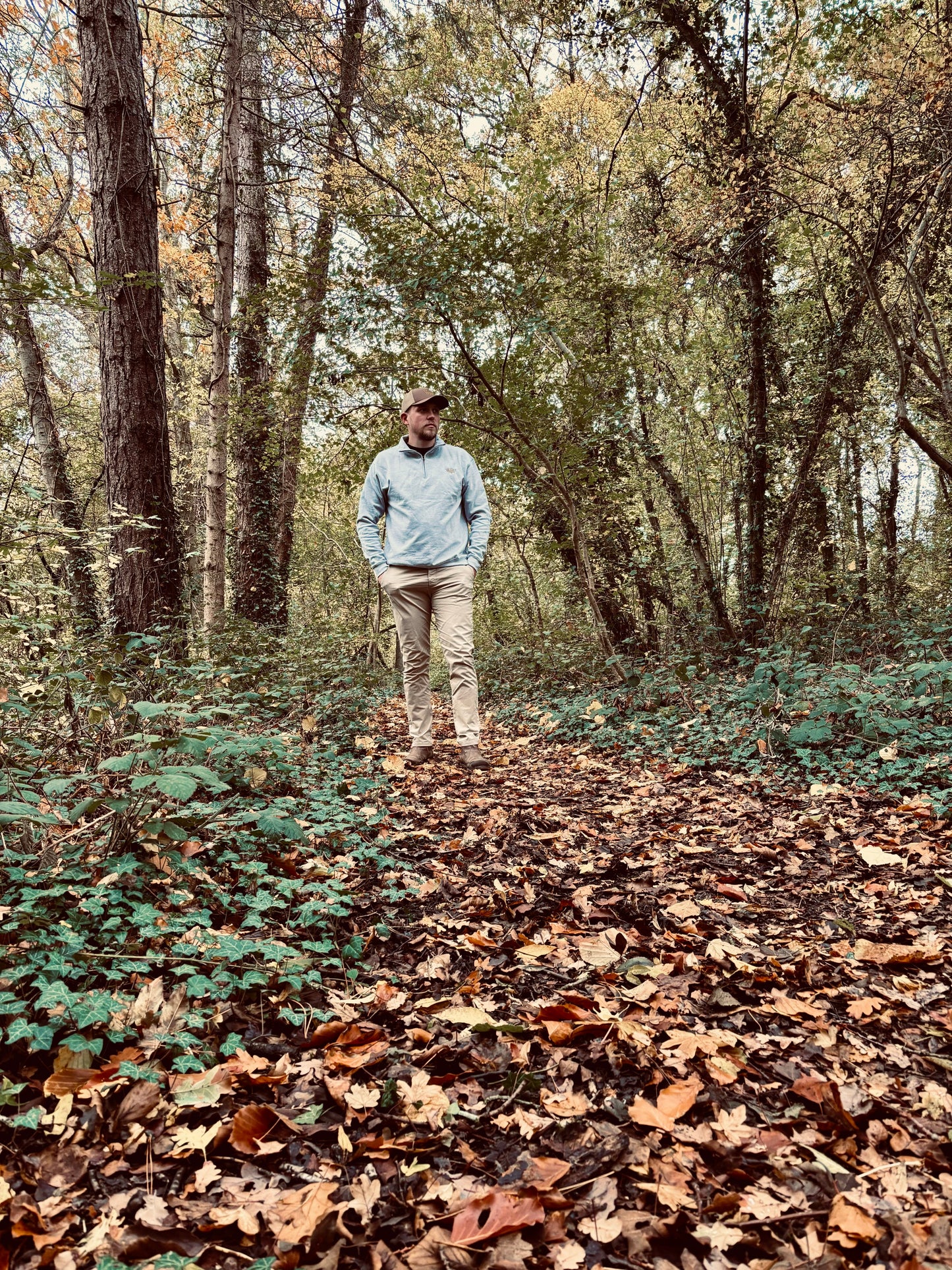 Discover the Dusty Trail Quarter Zip Heather Grey, an all-season, ethically made essential for outdoor adventures and everyday comfort, featuring fleece interior.