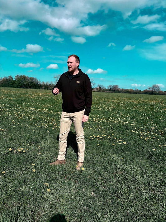 Discover the Outlaw Range Quarter Zip in Jet Black. Perfect for those who chase the night, offering durability, warmth, and Western energy in a stylish design.
