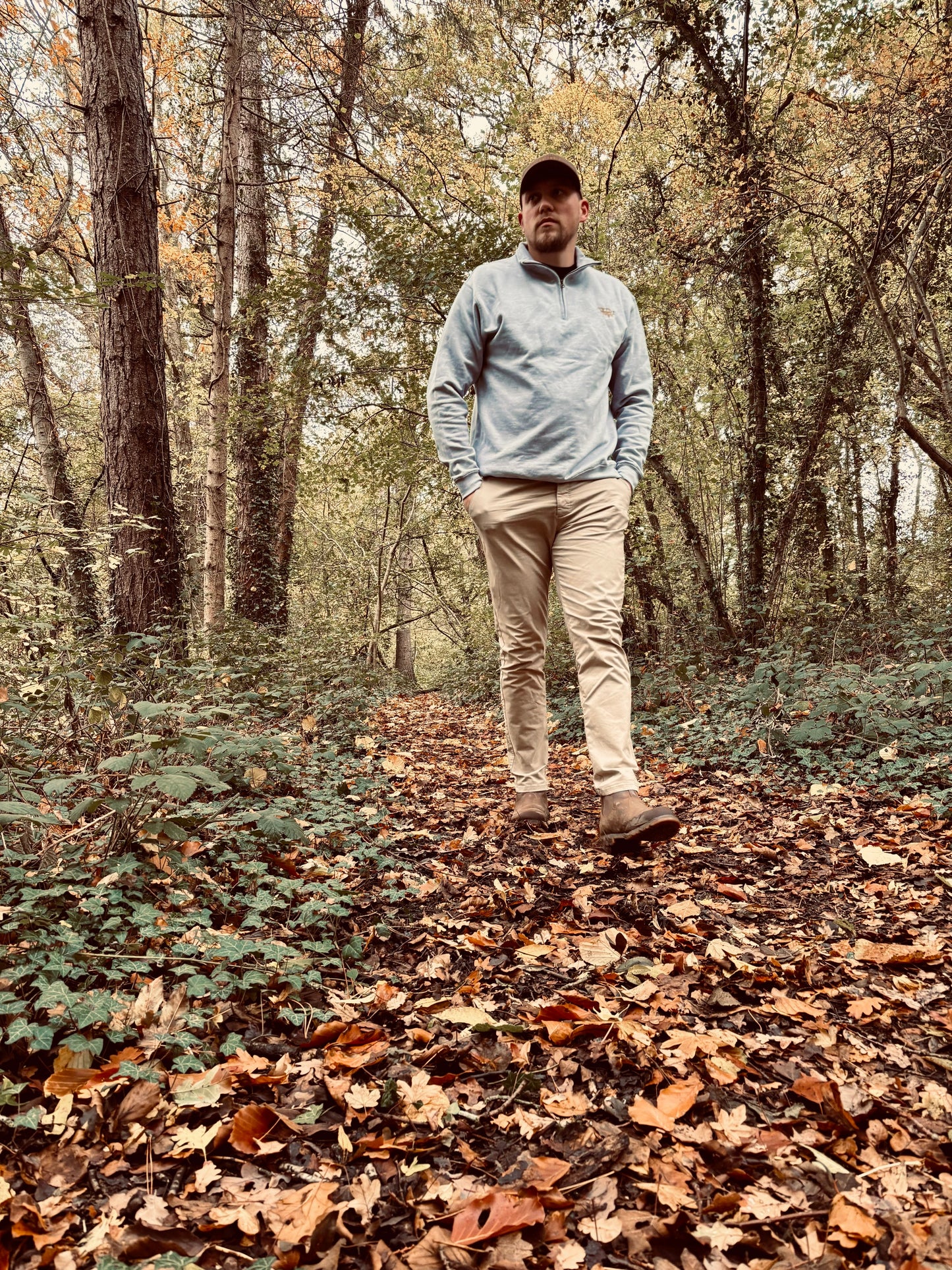 Discover the Dusty Trail Quarter Zip Heather Grey, an all-season, ethically made essential for outdoor adventures and everyday comfort, featuring fleece interior.